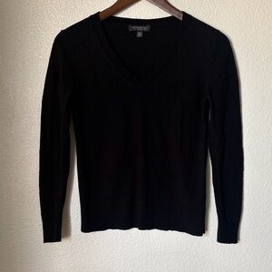 Banana Republic 100% Merino Wool V-Neck Sweater in Black Size Small